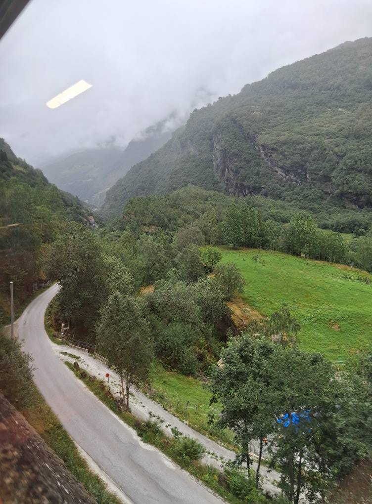 Et billede, der indeholder udendrs, bjerg, sky, tge/dis

AI-genereret indhold kan vre ukorrekt.