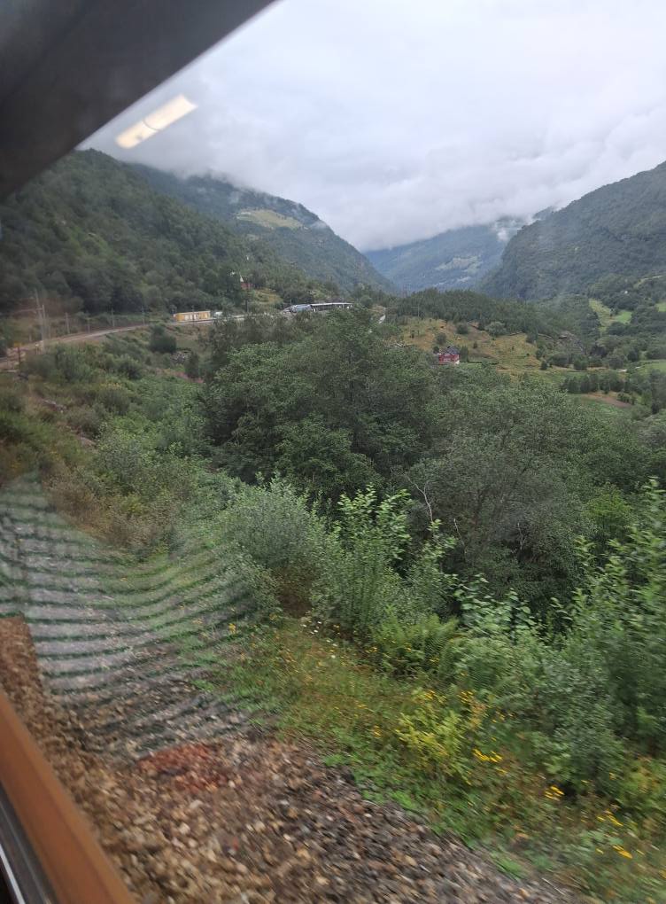 Et billede, der indeholder tog, udendrs, sky, bjerg

AI-genereret indhold kan vre ukorrekt.