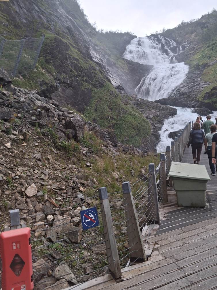 Et billede, der indeholder udendrs, bjerg, natur, vand

AI-genereret indhold kan vre ukorrekt.