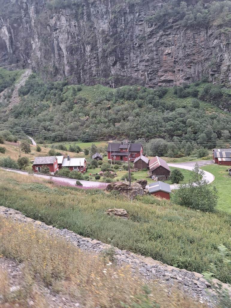 Et billede, der indeholder udendrs, bjerg, grs, tr

AI-genereret indhold kan vre ukorrekt.