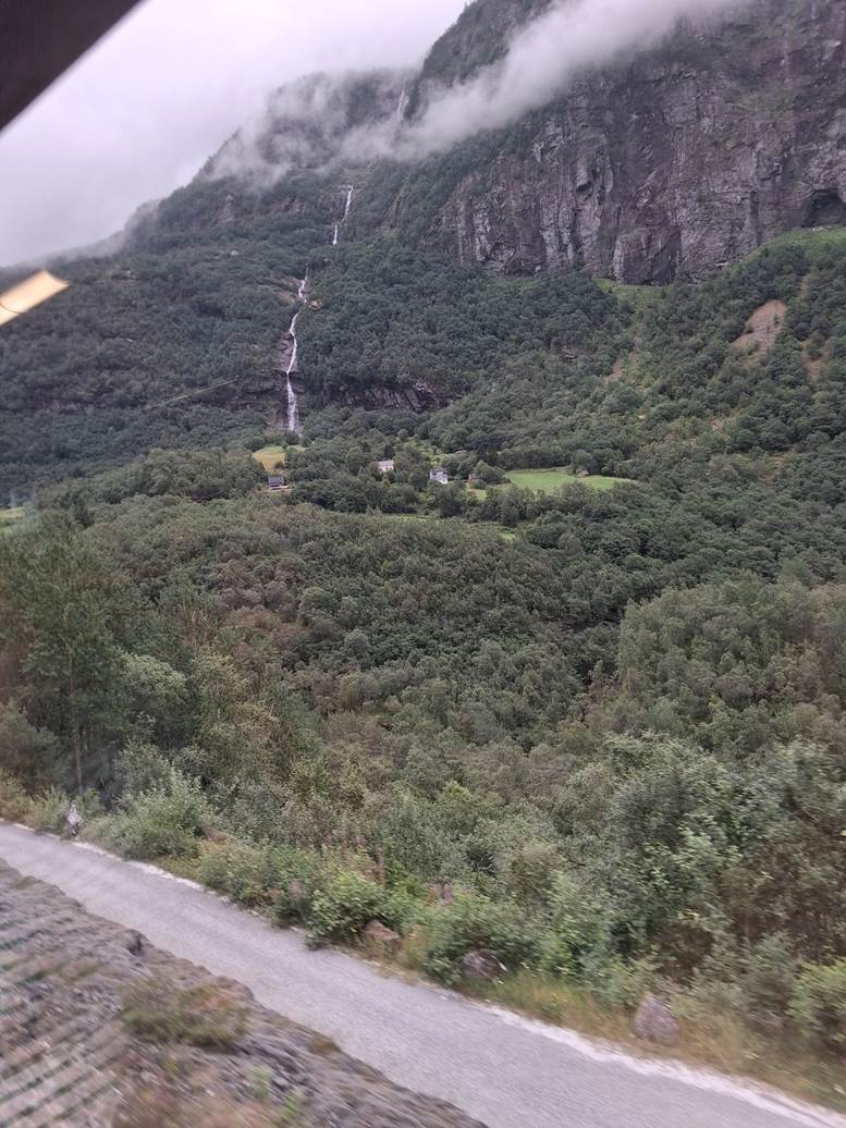 Et billede, der indeholder udendrs, bjerg, sky, natur

AI-genereret indhold kan vre ukorrekt.