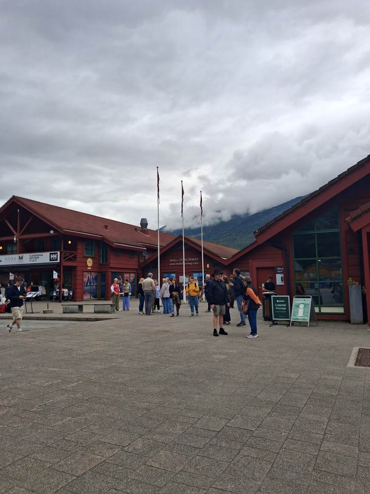 Et billede, der indeholder udendrs, sky, jord, bygning

AI-genereret indhold kan vre ukorrekt.