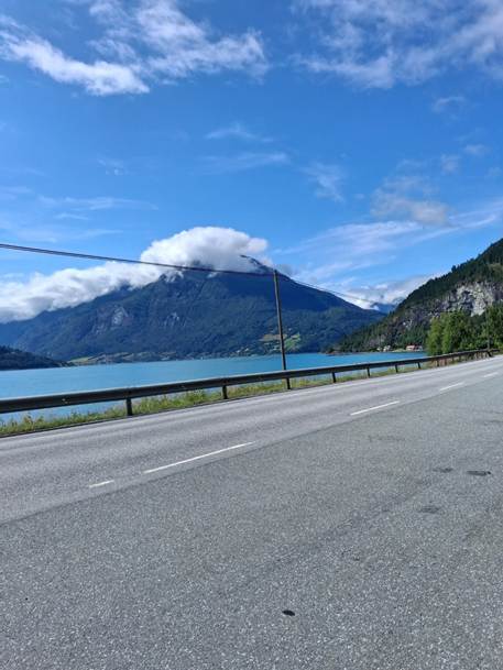 Et billede, der indeholder udendrs, sky, bjerg, vej/gade

AI-genereret indhold kan vre ukorrekt.