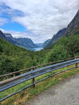 Et billede, der indeholder udendrs, sky, bjerg, vej/gade

AI-genereret indhold kan vre ukorrekt.