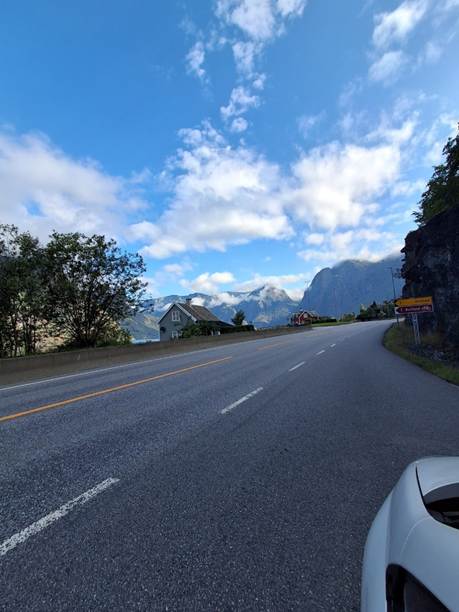 Et billede, der indeholder udendrs, sky, vej/gade, tr

AI-genereret indhold kan vre ukorrekt.