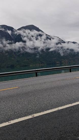 Et billede, der indeholder udendrs, sky, vej/gade, bjerg

AI-genereret indhold kan vre ukorrekt.