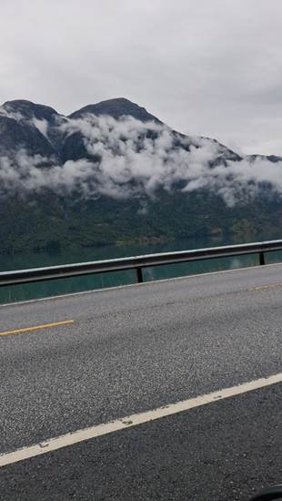 Et billede, der indeholder sky, udendrs, bjerg, vej/gade

AI-genereret indhold kan vre ukorrekt.