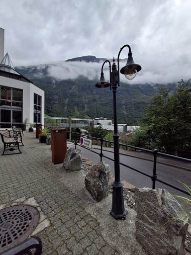 Et billede, der indeholder udendrs, sky, tr, lampe

AI-genereret indhold kan vre ukorrekt.