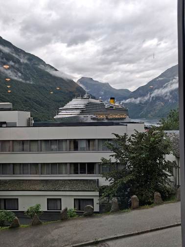 Et billede, der indeholder udendrs, sky, bjerg, bygning

AI-genereret indhold kan vre ukorrekt.