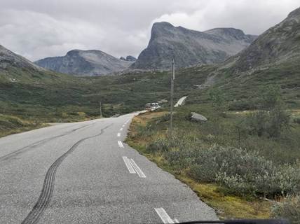 Et billede, der indeholder udendrs, sky, vej/gade, bjerg

AI-genereret indhold kan vre ukorrekt.