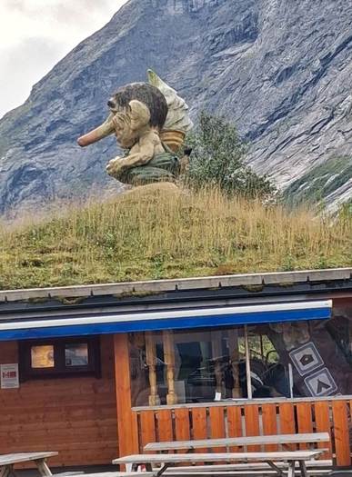 Et billede, der indeholder udendrs, bjerg, sky, grs

AI-genereret indhold kan vre ukorrekt.