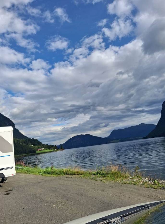 Et billede, der indeholder udendrs, sky, bjerg, vand

AI-genereret indhold kan vre ukorrekt.